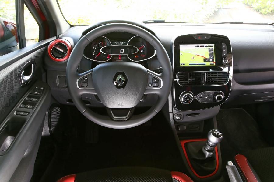 Торпедо Renault Clio 2016 года  (фото 6 из 80)